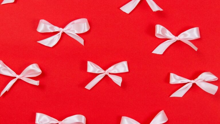 The Beginner’s Masterclass on Making Classic Double-Loop and Dior Ribbon Bows with Wired Ribbons Classic Double-Loop and Dior Ribbon Bows