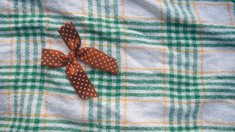 DIY Ribbon Roses and Fabric Flowers: Creating Long-Lasting Hairpins and Lapel Brooches DIY Ribbon Roses and Fabric Flowers