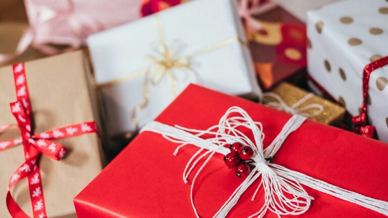 Double-Loop Gift Bows: Hand Tying Without Bow Makers or Specialized Jigs double loop gift bows