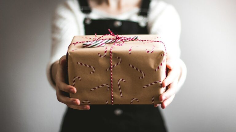 Japanese Furoshiki Fabric Wrapping: 5 Essential Fold Styles for Sustainable Gift Presentation furoshiki fabric gift wrapping