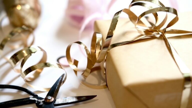 Japanese Gift Wrapping Techniques: Clean Folds, Fabric Furoshiki, and Elegant Minimalist Accents Japanese Gift Wrapping Techniques