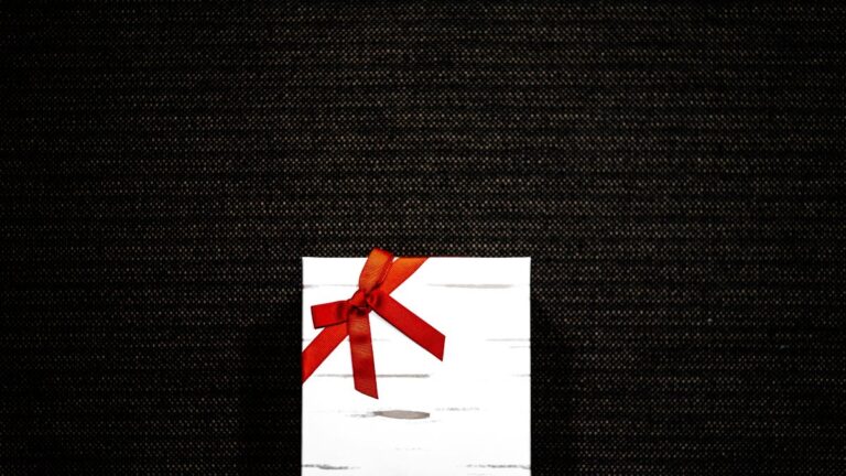 Pleated Fabric Gift Wrapping (Furoshiki): 5 Reusable Japanese Knotting Styles Pleated Fabric Gift Wrapping Furoshiki